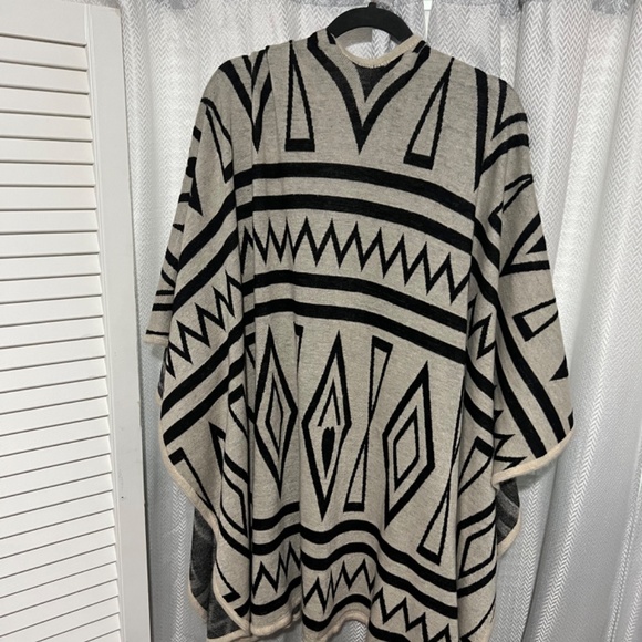 Poncho - Picture 2 of 4